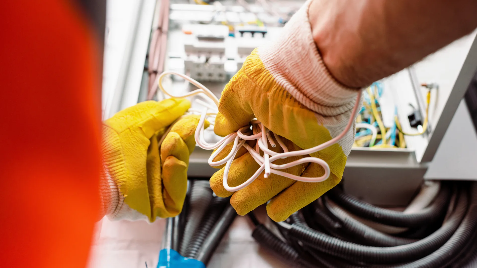 Électricien professionnel en intervention à Paris